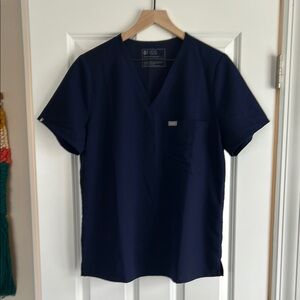 FIGS Women’s Catarina One-Pocket Scrub Top (navy)